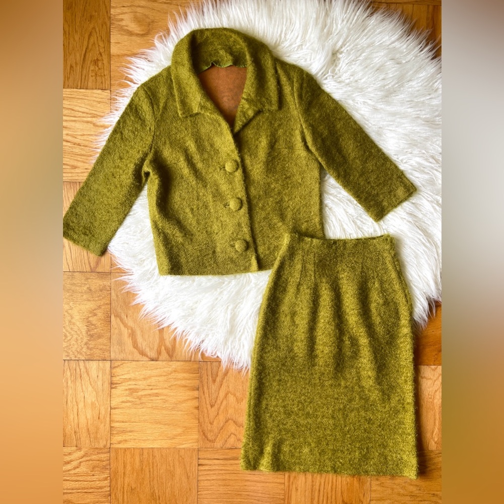 Vtg 40’s 50’s bright olive looped mohair skirt suit XS